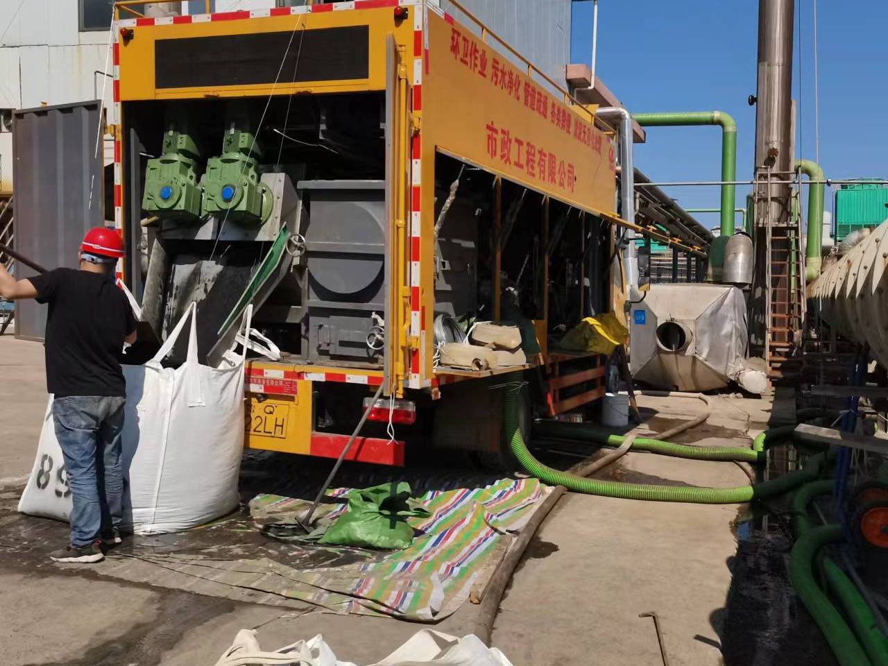 东城街道淤泥压干处理